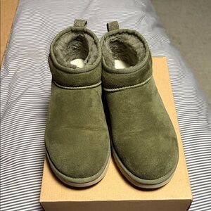 Women’s Uggs Ultra Mini size 9